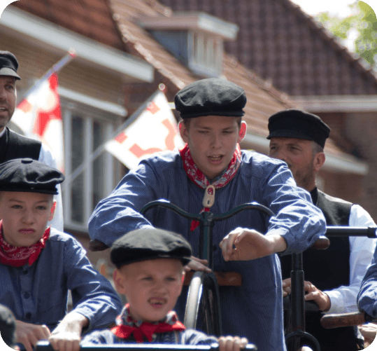 Traditionele klederdracht in de Brueghelstoet Losser