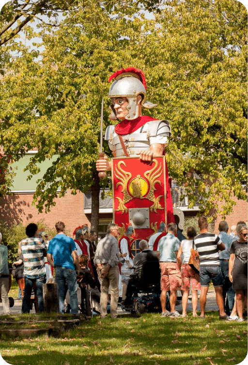 Brueghelreus Sint Martinus torent hoog boven de bezoekers uit tijdens het festijn in Losser