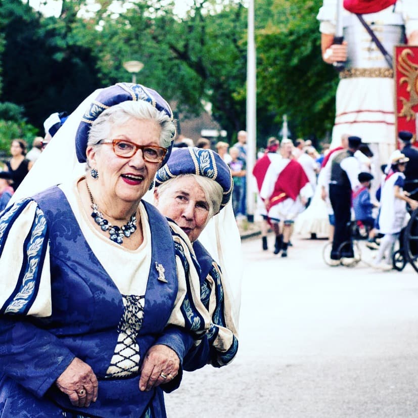 Dames in elegant middeleeuws blauw kostuum tijdens de Brueghelstoet Losser