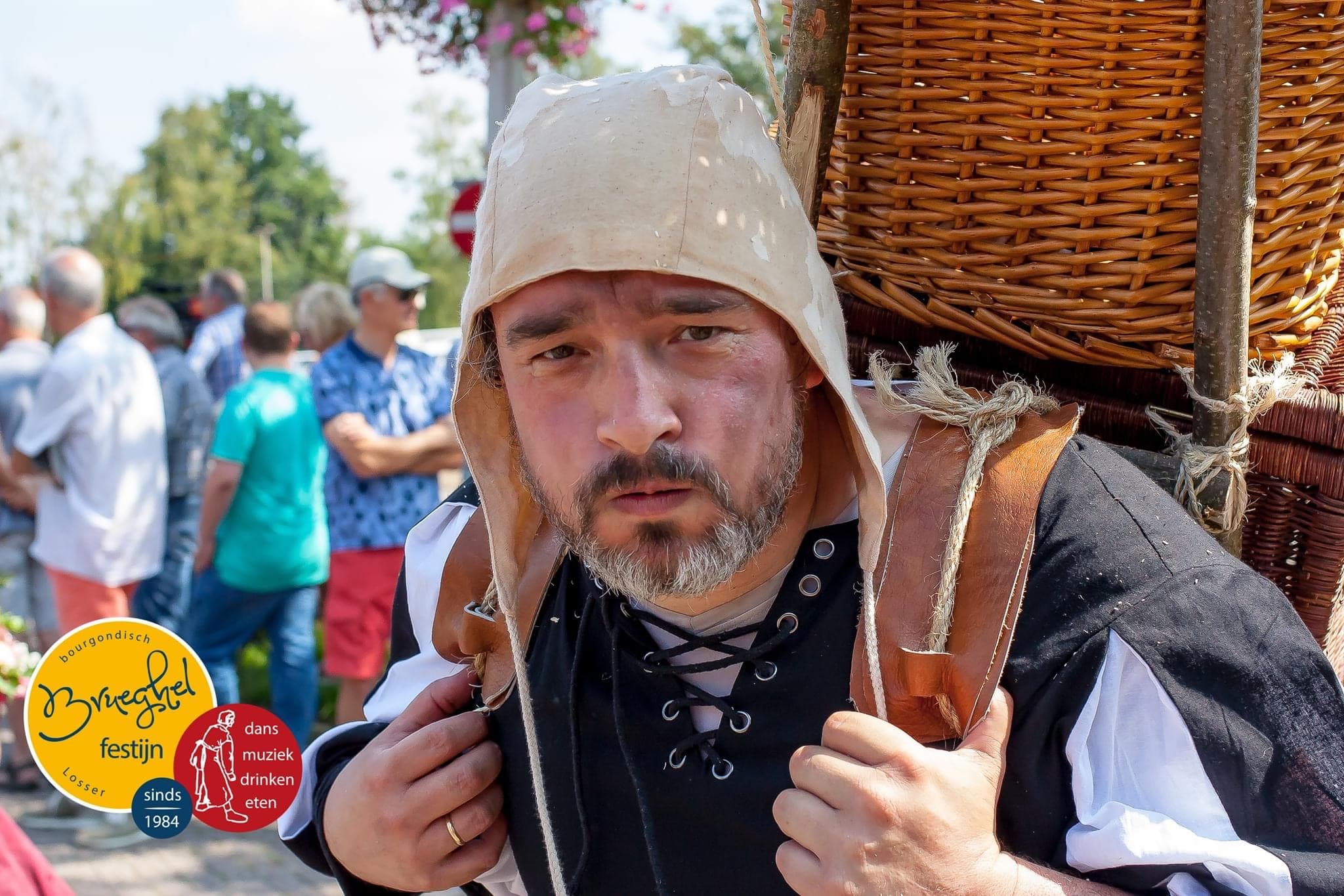 Marktkramer in middeleeuws kostuum tijdens de Brueghelstoet Losser